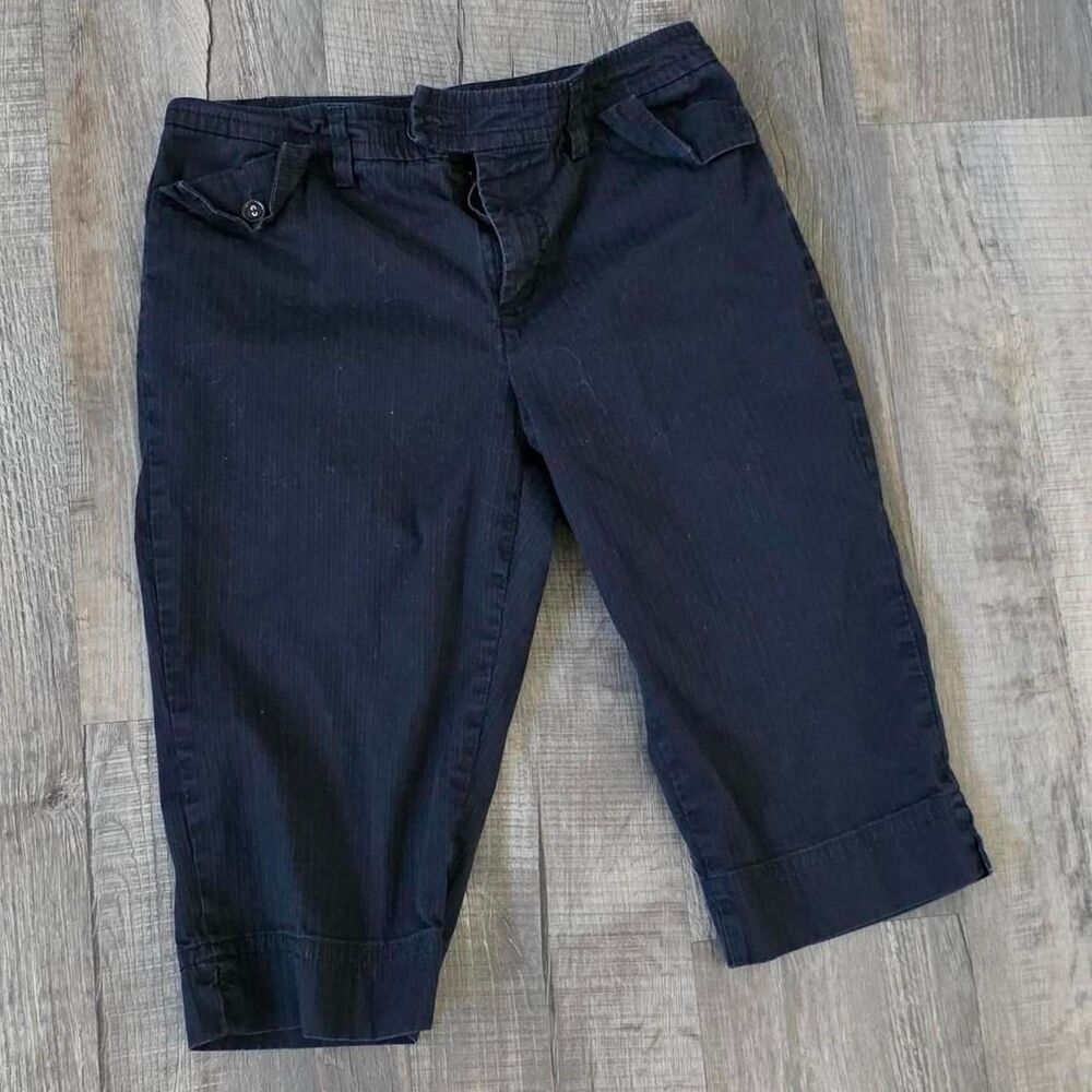 Gloria Vanderbilt Women's Black Pin Striped Capri Shorts, Size 6